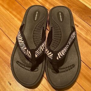 Okabashi black woven zebra thong strap sandals. Large. New.
